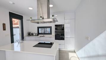 Een koelkast, een magnetron, een oven, een kookplaat