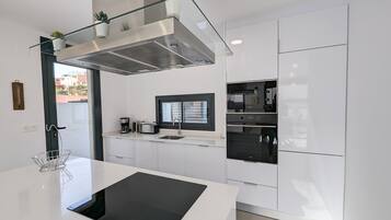 Een koelkast, een magnetron, een oven, een kookplaat