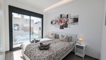 3 bedrooms, iron/ironing board, WiFi, bed sheets