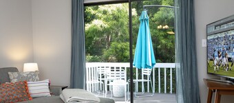 Peaceful  open floorplan treehouse in Chapel Hill