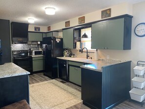 Kylskåp, mikrovågsugn, ugn och spishäll