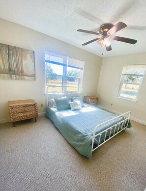 3 habitaciones, escritorio y tabla de planchar con plancha 