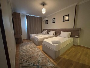 Kamar Quadruple Keluarga, pemandangan gurun | Ruang kerja ramah laptop, tirai kedap cahaya, dan kedap suara