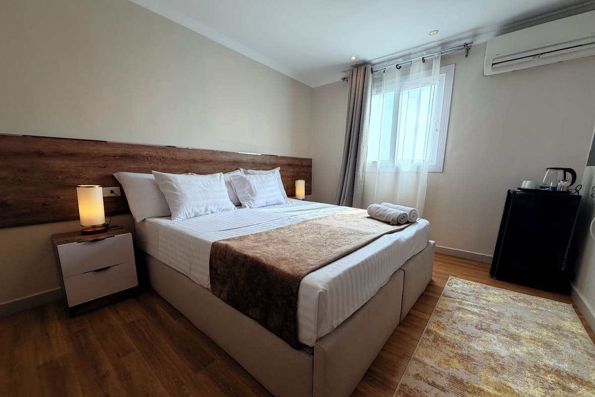 Habitación doble Deluxe, vista a la montaña | Espacio para trabajar con laptop, cortinas blackout y insonorización
