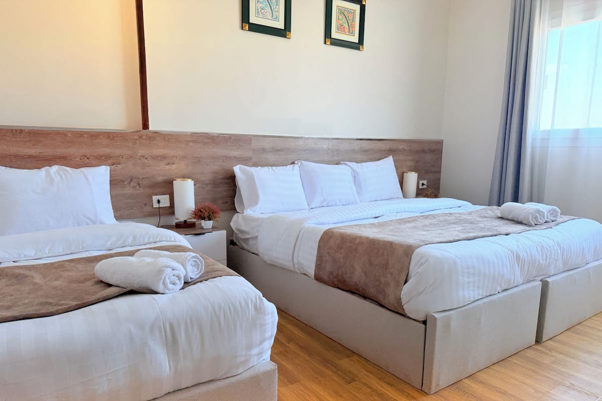 Habitación doble superior, patio, vista a la montaña | Espacio para trabajar con laptop, cortinas blackout y insonorización