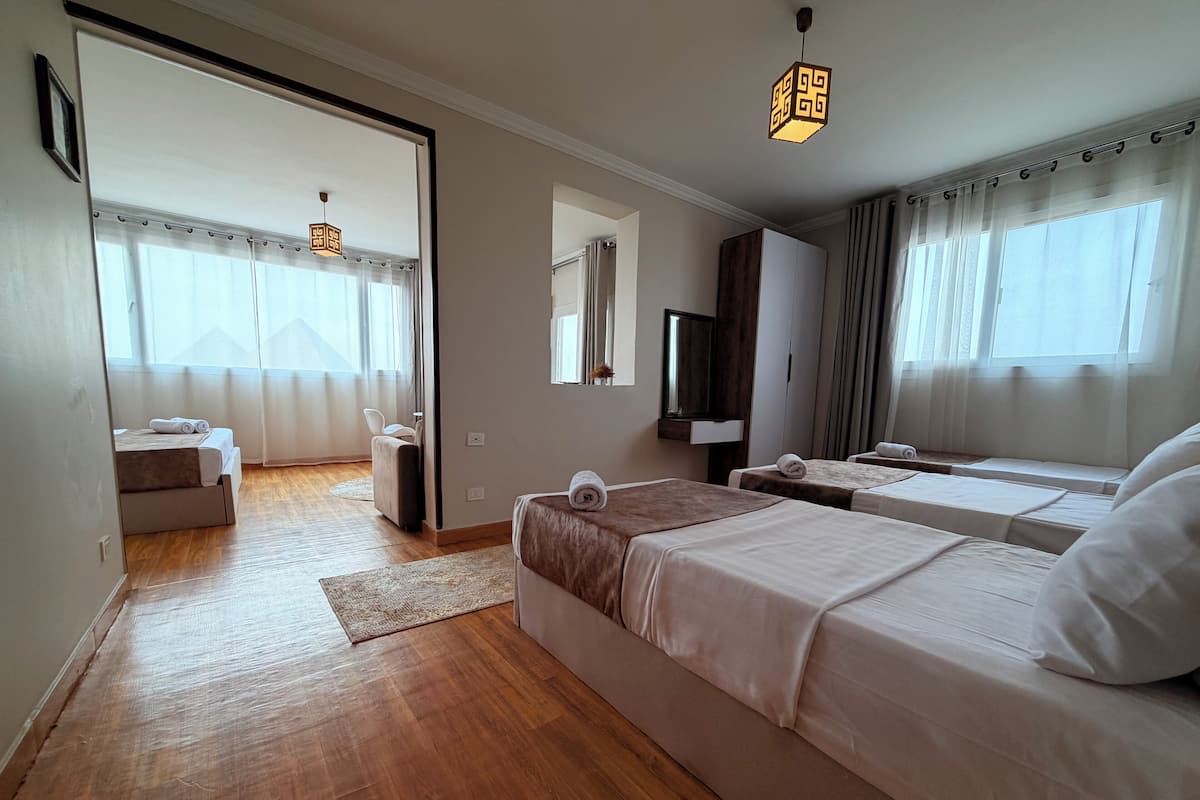 Habitación triple familiar, vista a la montaña | Espacio para trabajar con laptop, cortinas blackout y insonorización