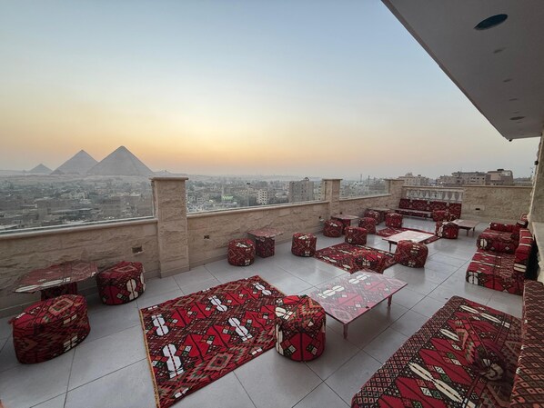 Terrace/patio - ra pyramids tower (Giza)