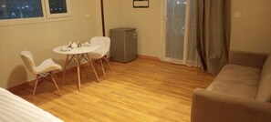 家庭四人房, 沙漠景观 | 笔记本电脑工作区、遮光窗帘、隔音、熨斗/熨板