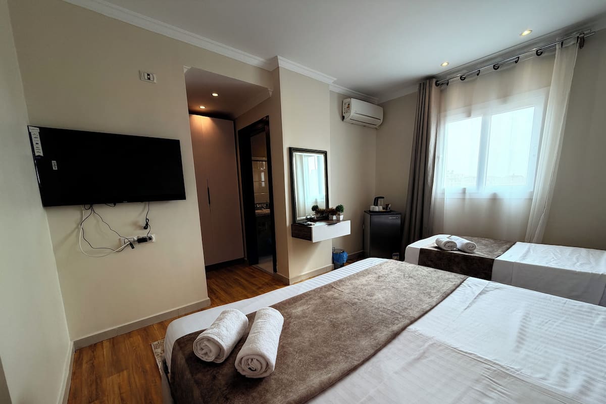 Habitación doble Deluxe, vista a la montaña | Espacio para trabajar con laptop, cortinas blackout y insonorización