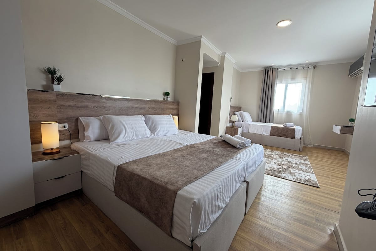 Suite superior, patio, vista a la montaña | Espacio para trabajar con laptop, cortinas blackout y insonorización