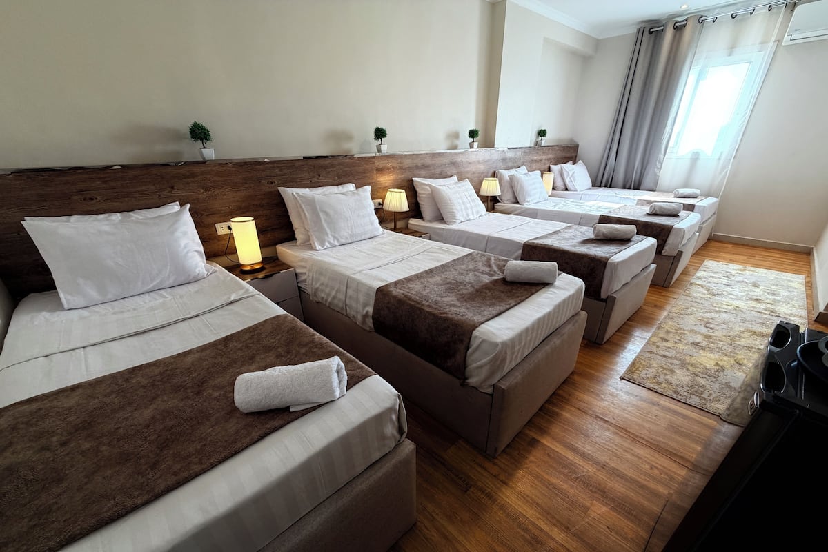 Habitación triple Deluxe, balcón, vista a la ciudad | Espacio para trabajar con laptop, cortinas blackout y insonorización