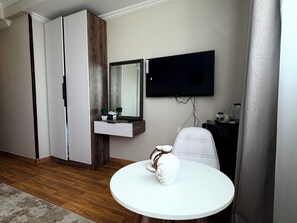 Deluxe Suite, Balcony, Mountain View | Interior - ra pyramids tower (Giza)