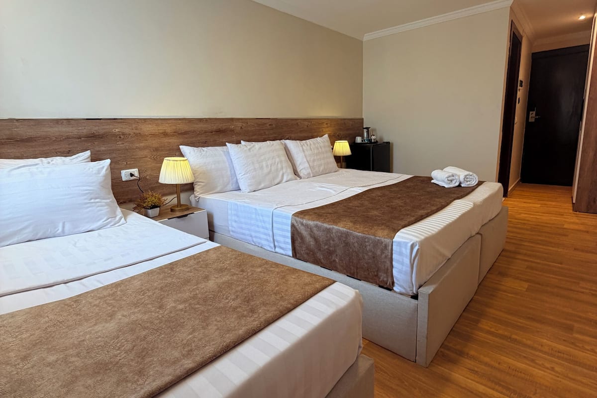 Habitación doble superior, vista a la montaña | Espacio para trabajar con laptop, cortinas blackout y insonorización