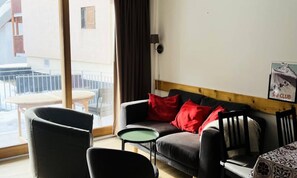 Living area - 3-room Mezzanine Apartment for 6 People, South-facing (Valloire)