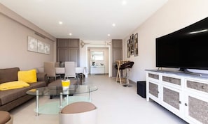 Living area - 3-room Apartment, 2 Minutes From the Beaches, Private Parking (Cannes)