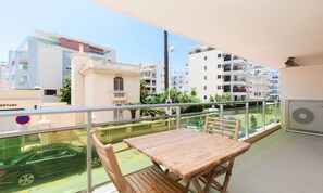 Outdoor dining - 3-room Apartment, 2 Minutes From the Beaches, Private Parking (Cannes)