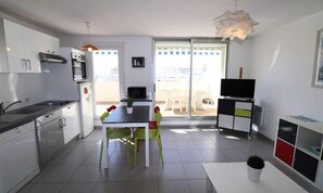 Fridge, microwave, oven, dishwasher - Superb 3-room Apartment With Large Terrace, Swimming Pool, Close to the sea and Shops (Le Grau-Du-Roi)