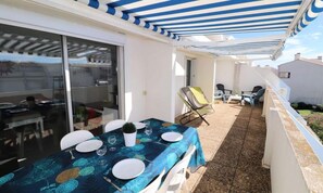 Outdoor dining - Superb 3-room Apartment With Large Terrace, Swimming Pool, Close to the sea and Shops (Le Grau-Du-Roi)