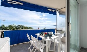 Outdoor dining - Apartment in Cannes With Beachfront Views (Cannes)