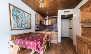 Dining - Comfortable Apartment Close to Slopes Balcony (Tignes)