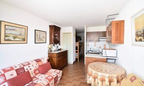 Living area - Holiday Home in Camargue Near Aigues-mortes (Le Grau-Du-Roi)