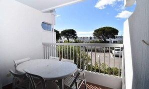 Outdoor dining - Holiday Home in Camargue Near Aigues-mortes (Le Grau-Du-Roi)