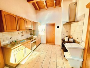 Réfrigérateur, four, plaque de cuisson, lave-vaisselle