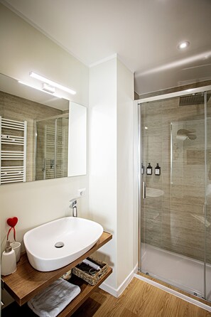 Dusche, Haartrockner, Bidet, Handtücher