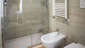 A modern bathroom with a glass shower enclosure, a bidet, and a toilet. - Cozy and spacious suite near Vatican with private bathroom (Room 3) (Roma)