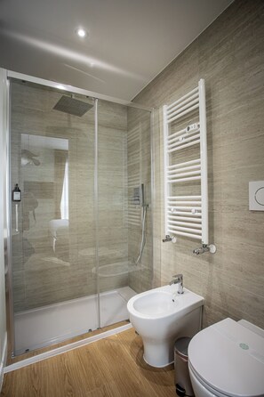 تجهيزات دش، مجففات شعر، مراحيض شطف، مناشف