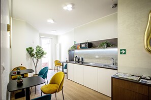 Dining - Cozy and spacious suite near Vatican with private bathroom (Room 3) (Roma)