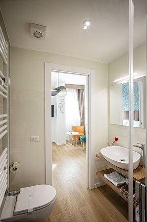 تجهيزات دش، مجففات شعر، مراحيض شطف، مناشف