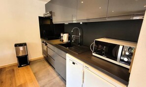 Microwave, dishwasher, cookware/dishes/utensils - Apartment in Les Gets Near Mont Chery Slopes (Les Gets)