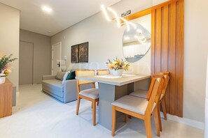 Departamento Deluxe | Área de sala de estar | Smart TV de 50 pulgadas con canales digitales