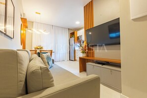Căn hộ Deluxe | Khu phòng khách | Smart TV 50-inch có truyền hình kỹ thuật số 