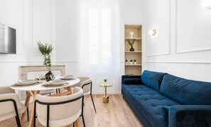 Fireplace - Apartment in Cannes Near La Croisette Beach (Cannes)