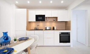 Fridge, microwave, oven, dishwasher - Apartment in Cannes Near the Croisette (Cannes)