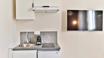 Réfrigérateur, plaque de cuisson, cafetiÚre/bouilloire, grille-pain