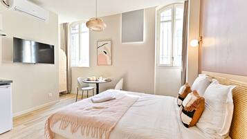 Iron/ironing board, WiFi, bed sheets