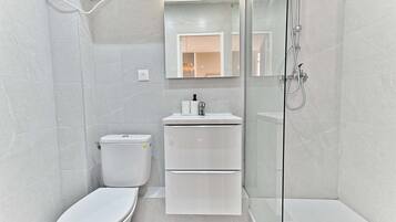 Ducha, secador de pelo, toallas