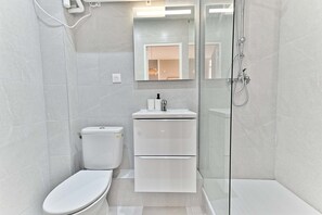 Ducha, secador de pelo, toallas