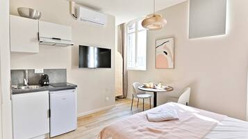 Tabla de planchar con plancha, wifi y ropa de cama