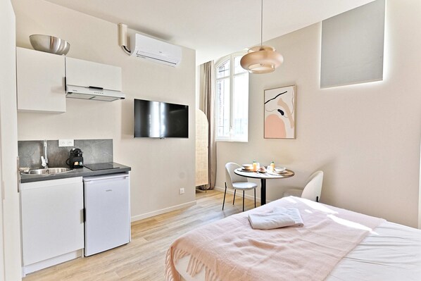 Tabla de planchar con plancha, wifi y ropa de cama 