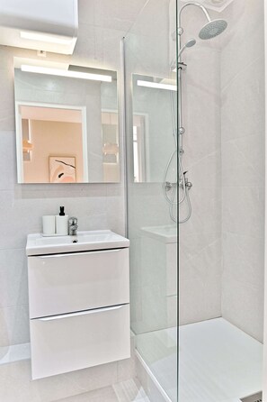 Douche, sèche-cheveux, serviettes fournies