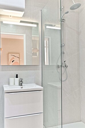 تجهيزات دش، مجففات شعر، مناشف