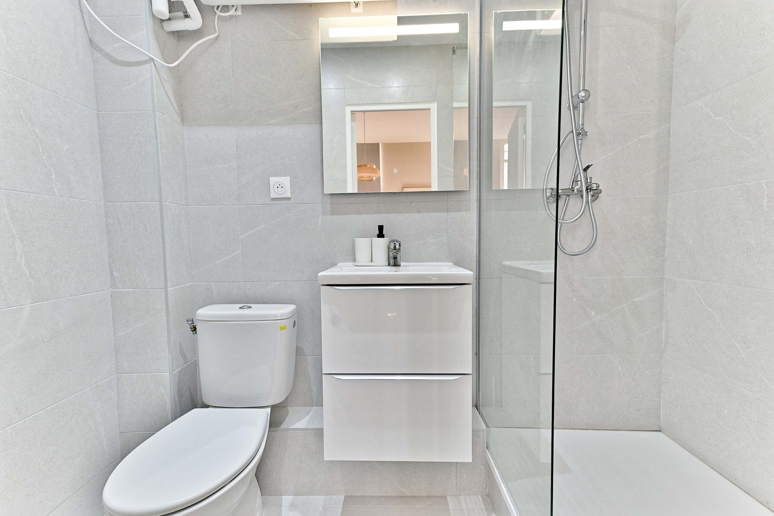 Shower, hair dryer, towels