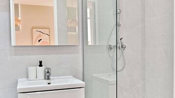 Shower, hair dryer, towels