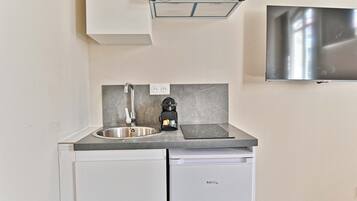 Fridge, stovetop, coffee/tea maker, toaster