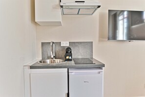 Refrigerador, parrilla de estufa, cafetera y tetera y tostadora 