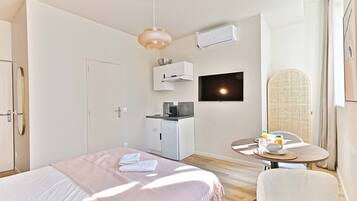 Een strijkplank/strijkijzer, wifi, beddengoed